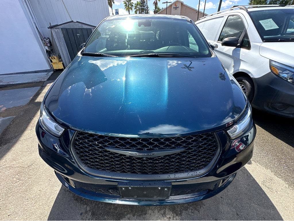 Used 2023 Chrysler Pacifica Limited w/ Uconnect Theater Family Group FWD image 2