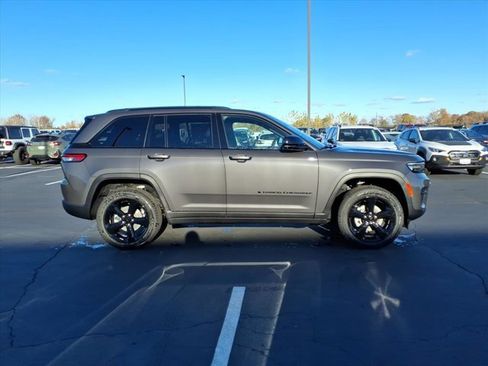 New 2025 Jeep Grand Cherokee Altitude image 17
