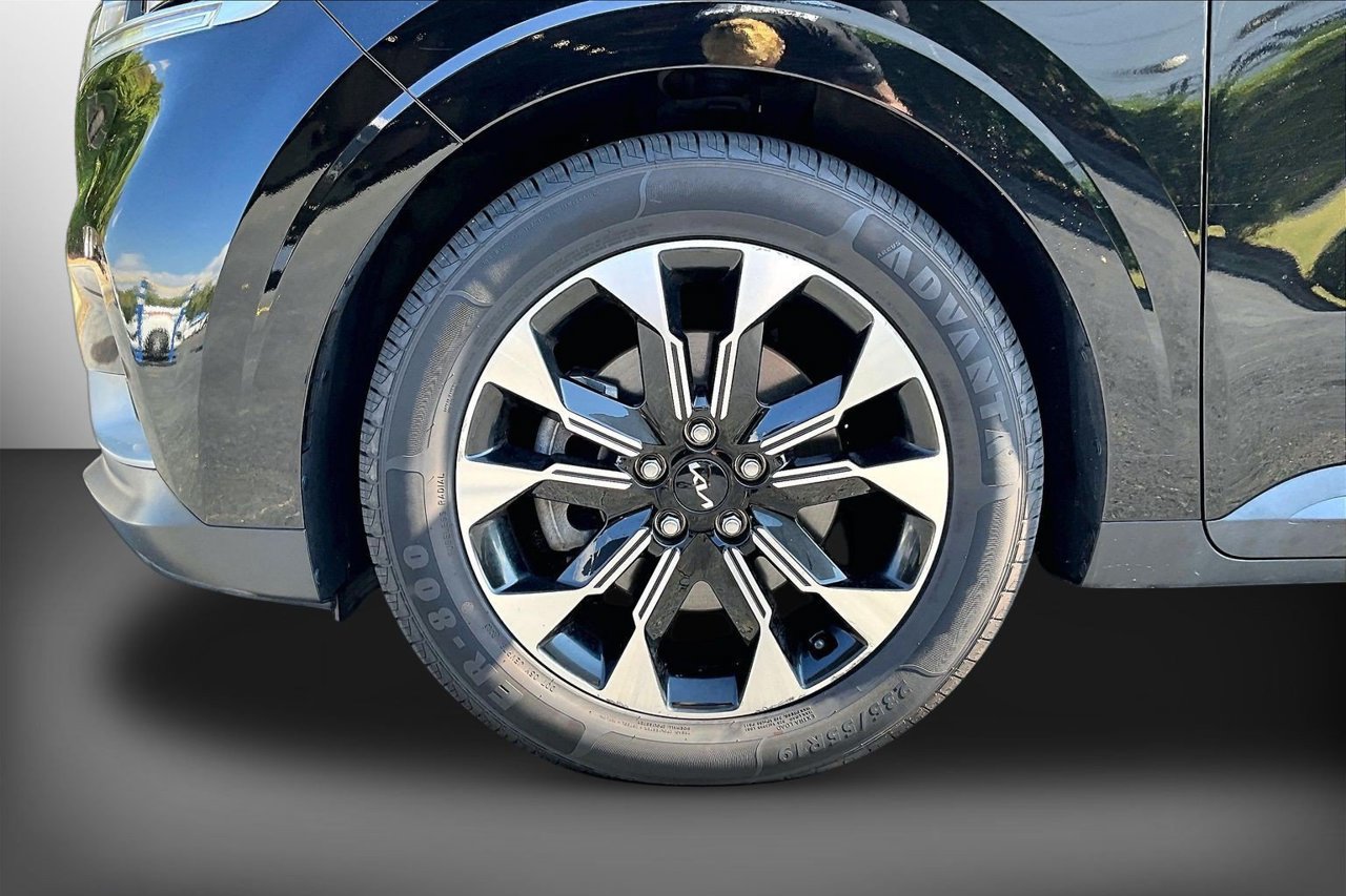 Used 2024 Kia Carnival EX FWD image 33