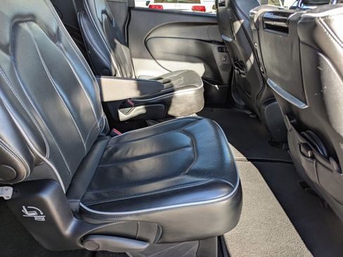 Used 2021 Chrysler Pacifica Limited w/ Uconnect Theater Family Group image 23