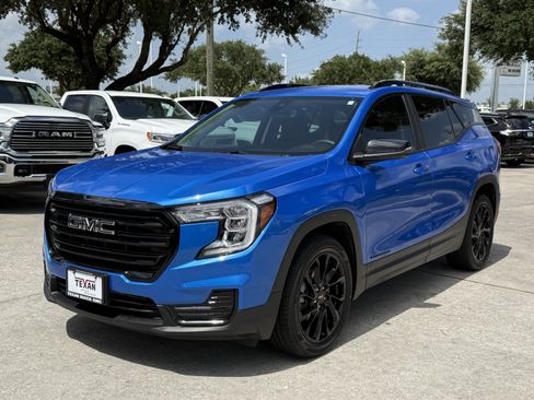 Used 2024 GMC Terrain SLE w/ Driver Convenience Package FWD image 9