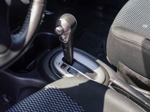 Used 2018 Nissan Versa Note SV FWD image 18