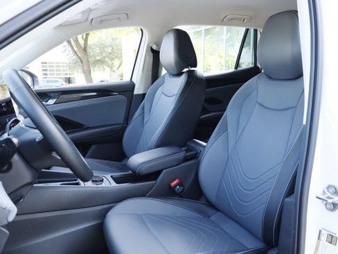 Certified 2025 Volkswagen Tiguan SE FWD image 10
