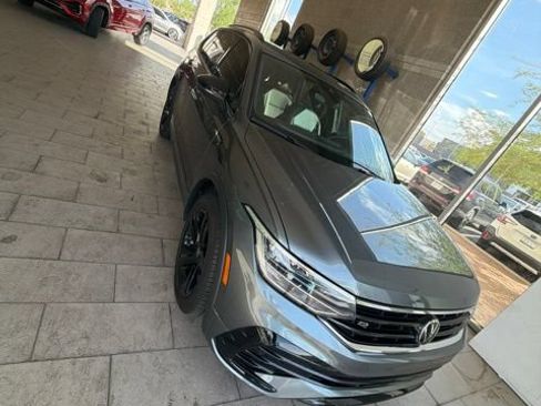 Used 2024 Volkswagen Tiguan SE R-Line FWD image 2