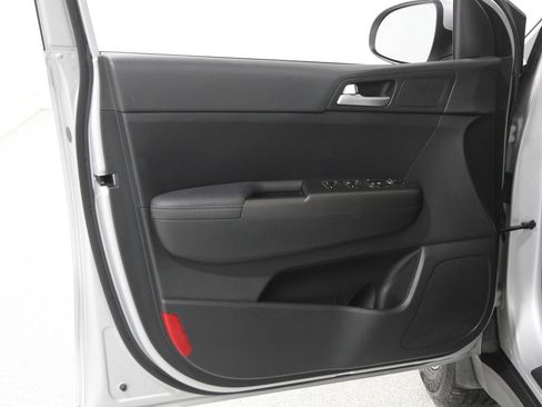 Used 2022 Kia Sportage LX image 4