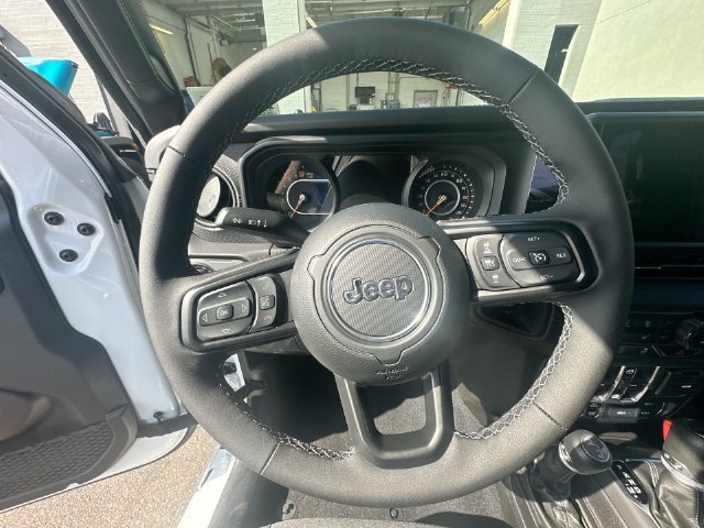 New 2026 Jeep Gladiator Rubicon w/ Steel Power Dome Hood Package AWD/4WD image 17