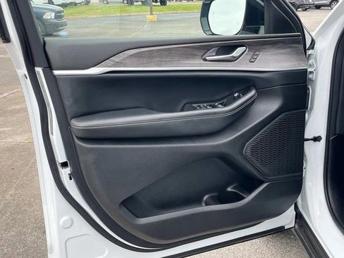 Used 2023 Jeep Grand Cherokee L Limited image 18