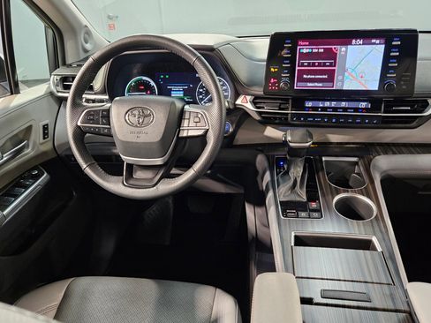 Certified 2024 Toyota Sienna Limited FWD image 9
