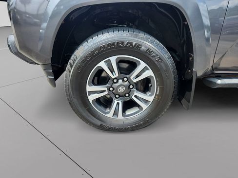 Used 2017 Toyota Tacoma TRD Sport w/ Tow Package (A/T) AWD/4WD image 9