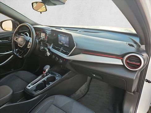 Certified 2025 Chevrolet Trax RS w/ Sunroof Package FWD image 22
