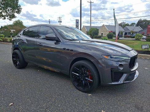 Used 2019 Maserati Levante Trofeo image 3