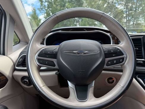 Used 2021 Chrysler Pacifica Limited AWD/4WD image 22