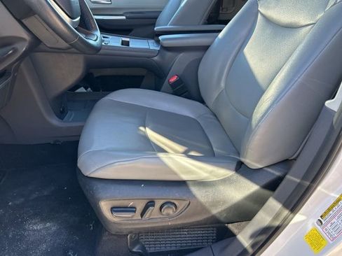 Used 2022 Toyota Sienna XLE image 13