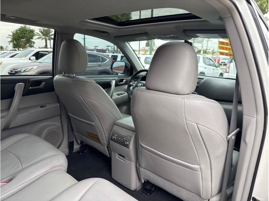 Used 2013 Toyota Highlander SE FWD image 24