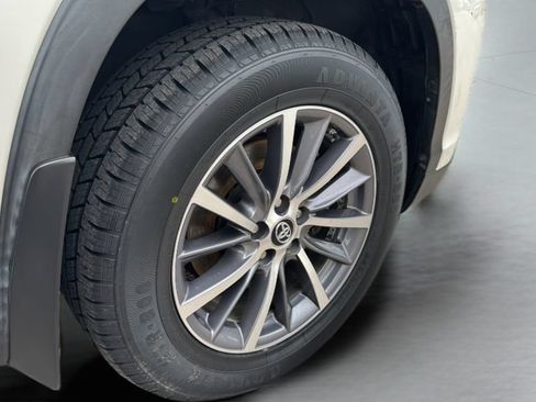 Used 2019 Toyota Highlander XLE FWD image 46