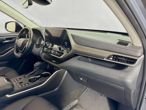 Certified 2023 Toyota Highlander XLE image 29