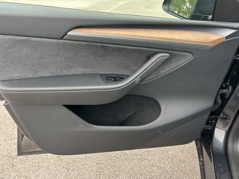 Used 2025 Tesla Model Y Long Range RWD image 17