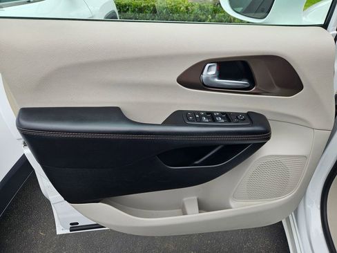 Used 2018 Chrysler Pacifica Touring-L image 10