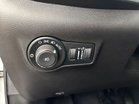 Used 2025 Jeep Compass Limited image 24