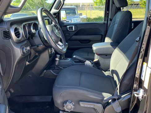 Used 2018 Jeep Wrangler Unlimited Sahara w/ LED Lighting Group AWD/4WD image 11