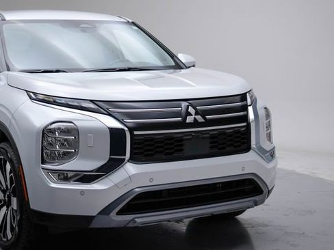 Used 2025 Mitsubishi Outlander SE image 11