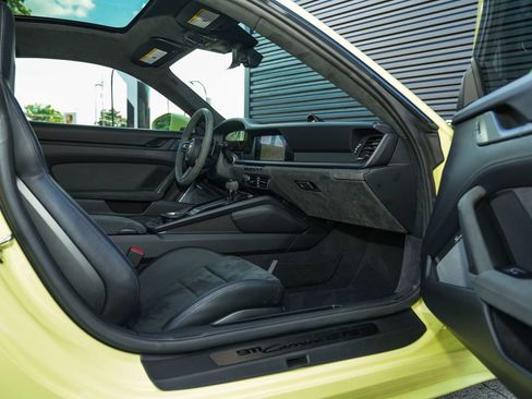 Certified 2025 Porsche 911 Carrera GTS RWD image 29