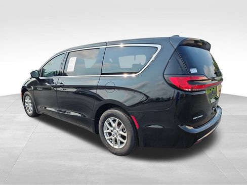 Used 2024 Chrysler Pacifica Touring-L FWD image 3
