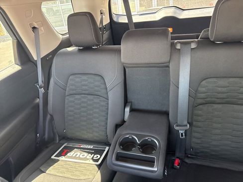 Used 2025 Nissan Pathfinder SV image 6