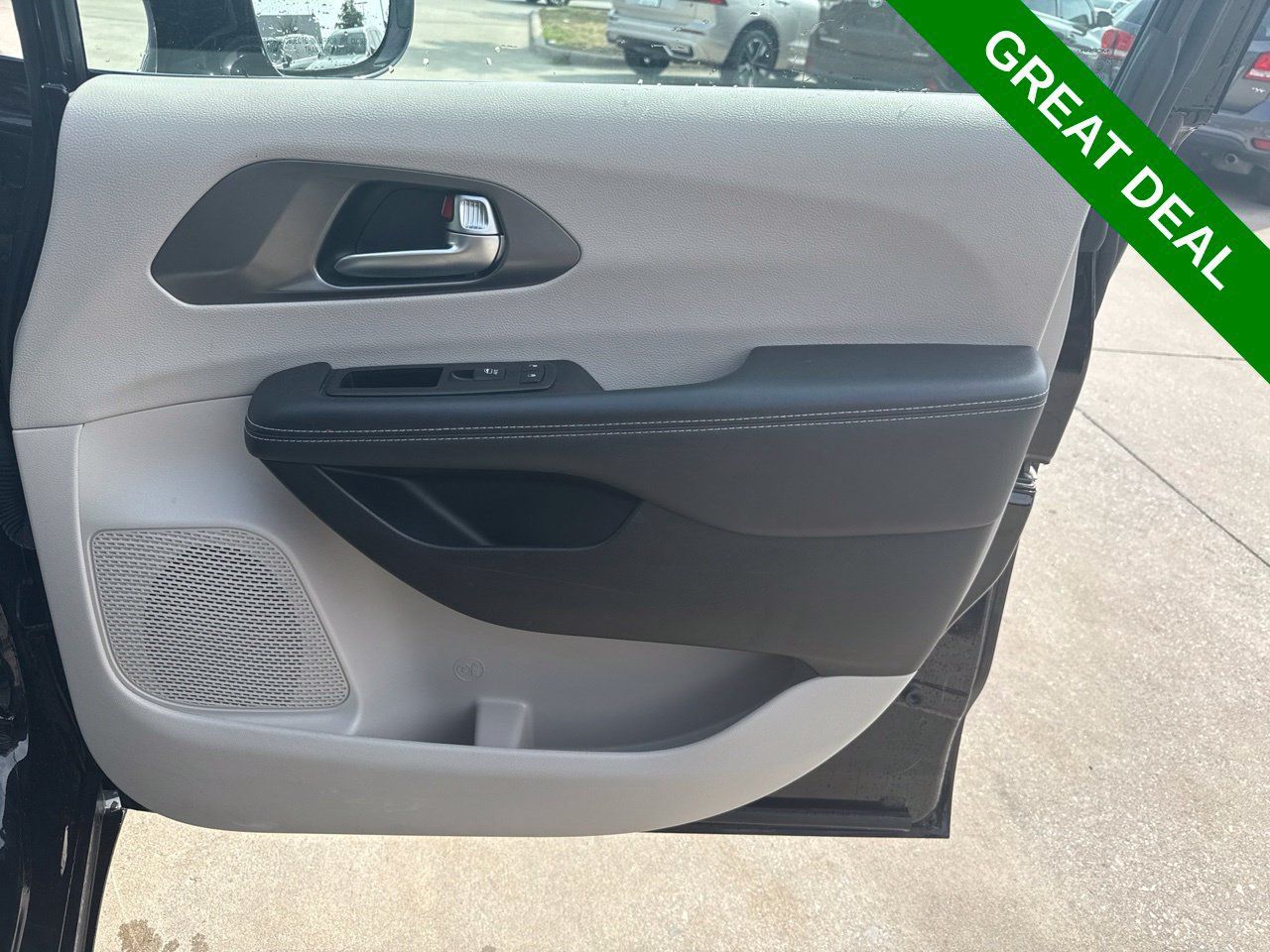 Used 2024 Chrysler Pacifica Touring-L FWD image 9