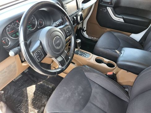 Used 2014 Jeep Wrangler Unlimited Sahara w/ Dual Top Group AWD/4WD image 15
