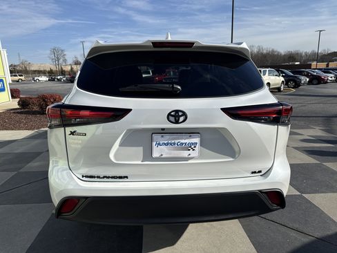 Used 2024 Toyota Highlander XLE image 9