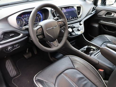 Used 2025 Chrysler Pacifica Limited image 5
