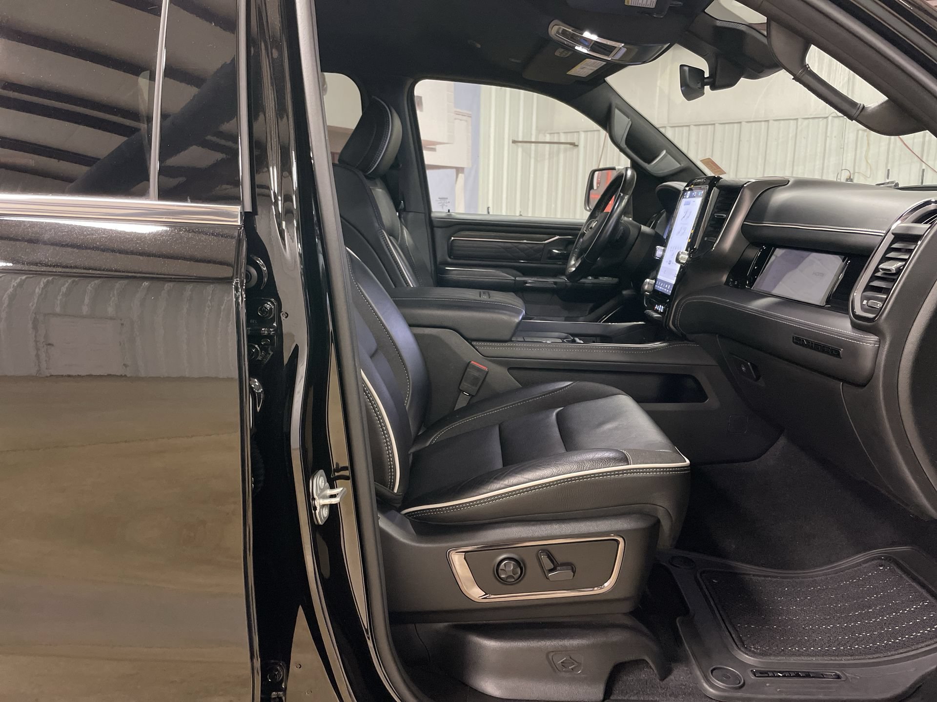 Used 2025 RAM 1500 Limited AWD/4WD image 30