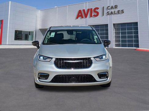 Used 2024 Chrysler Pacifica Touring-L FWD image 2