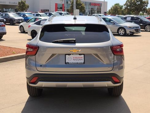 Used 2025 Chevrolet Trax LT FWD image 3