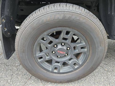 Used 2017 Toyota Tacoma TRD Sport AWD/4WD image 26