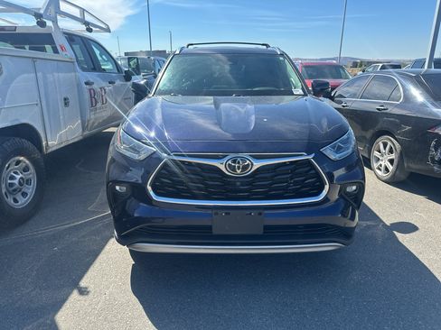 Used 2022 Toyota Highlander Platinum AWD/4WD image 3