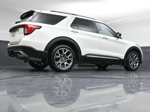 Certified 2025 Ford Explorer Platinum w/ Ultimate Package AWD/4WD image 46
