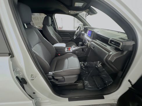 Used 2025 Toyota Tacoma SR5 image 31