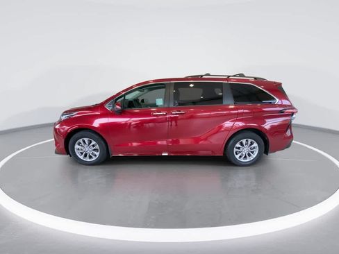 Used 2021 Toyota Sienna XLE FWD image 5
