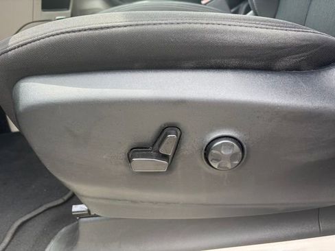 Used 2022 Chrysler Voyager LX FWD image 40