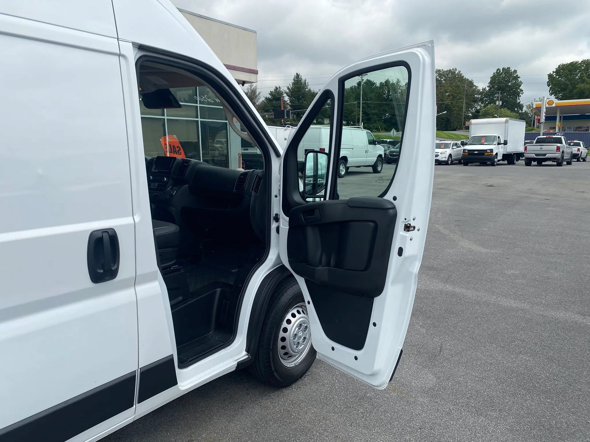 Used 2025 RAM ProMaster 2500 w/ Convenience Group FWD image 18