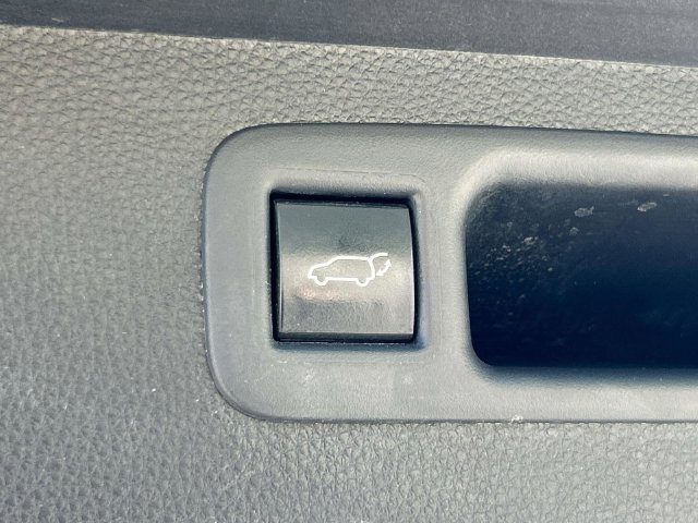 Used 2021 Toyota Highlander XLE FWD image 13