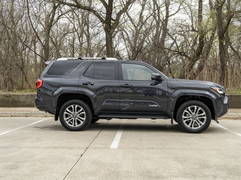 Used 2025 Toyota 4Runner Limited AWD/4WD image 10