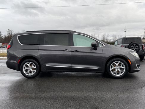 Used 2017 Chrysler Pacifica Touring-L w/ Tire & Wheel Group image 4