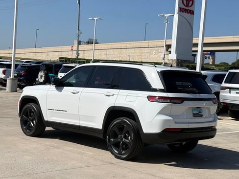 Used 2023 Jeep Grand Cherokee Altitude RWD image 7