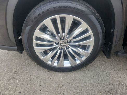 Used 2023 Toyota Highlander Platinum image 32
