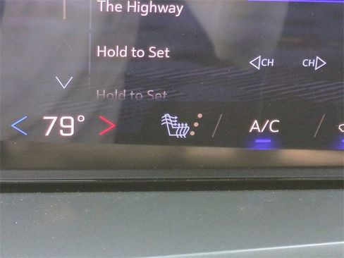 Used 2025 Chevrolet Traverse LT w/ Sun and Wheel Package image 29