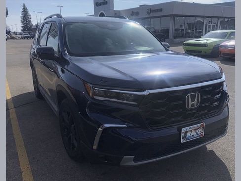 Used 2025 Honda Pilot Touring image 1