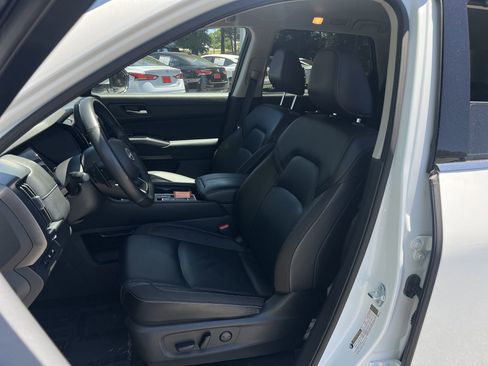 Certified 2025 Nissan Pathfinder SL w/ Black Appearance Package FWD image 37